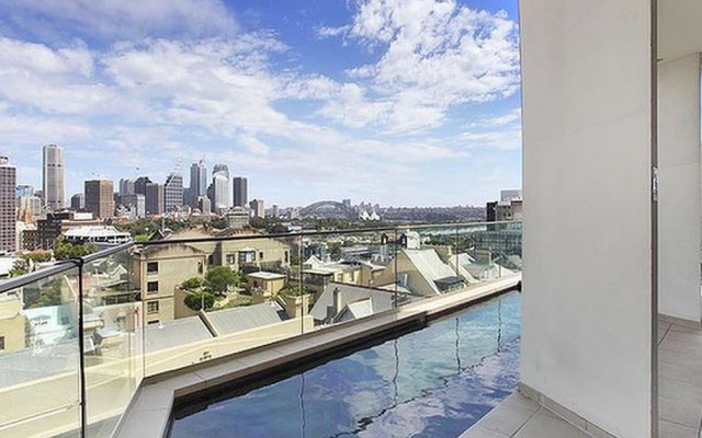TT1111 Split Level Harbour Views