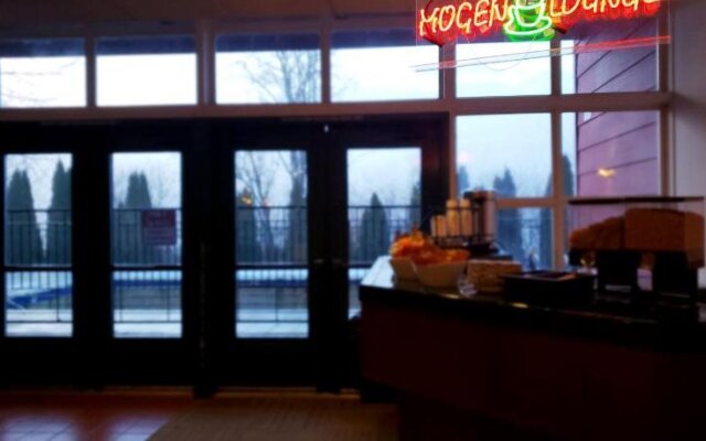 Totem Lake Hotel