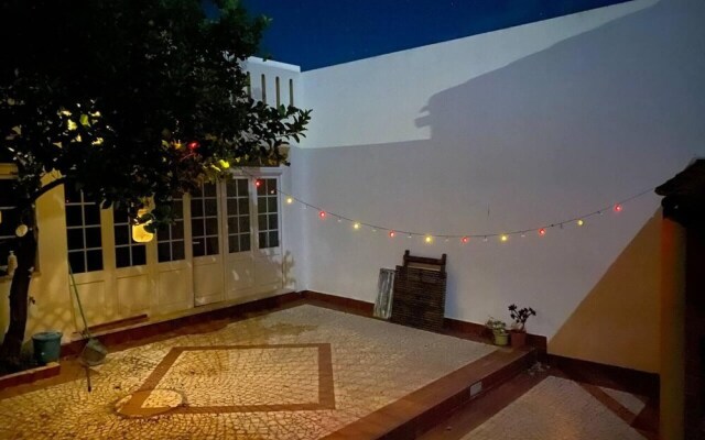 Charming 5-bed House in Granja