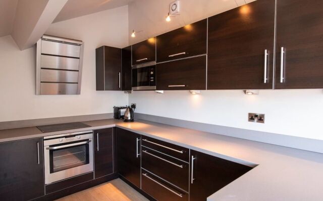Amazing Spacious 2 Bed Duplex Penthouse w/ Balcony