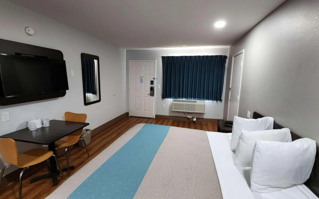 Motel 6 Webster, TX - Houston - Nasa Lake