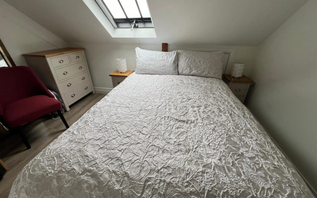 Delightful 1 bedroom Split-Level Apt in Glastonbury Town Centre