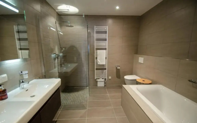 Superb Alpine Lodges Zell am See 6-8pax