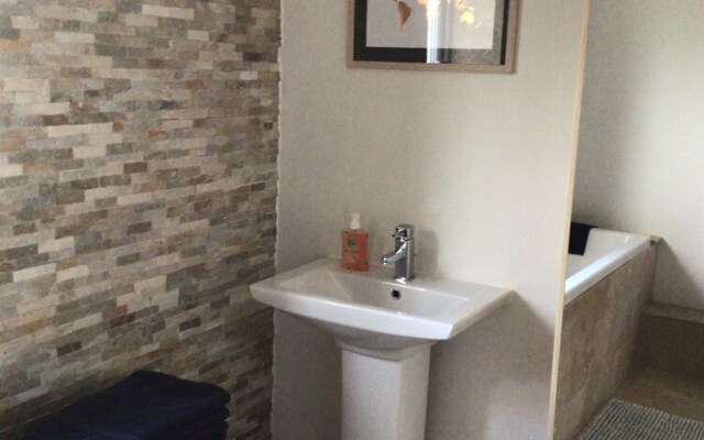 Beautiful Large 4-bed House, Close to Celtic Manor