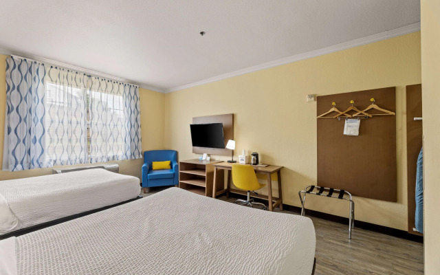 Days Inn & Suites by Wyndham Euless DFW Airport South