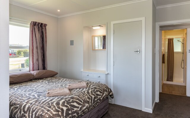 Waitangi Beach Bach 30A