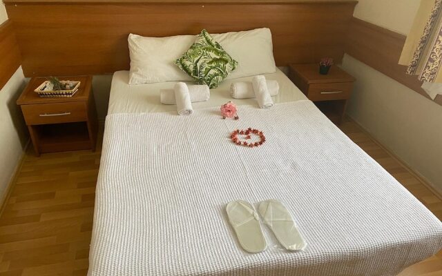 Felicity Hotel & Bungalows