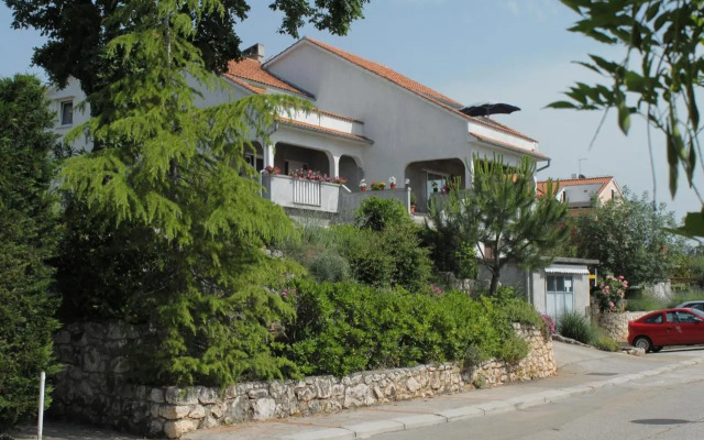 Apartments with a parking space Njivice, Krk - 5427