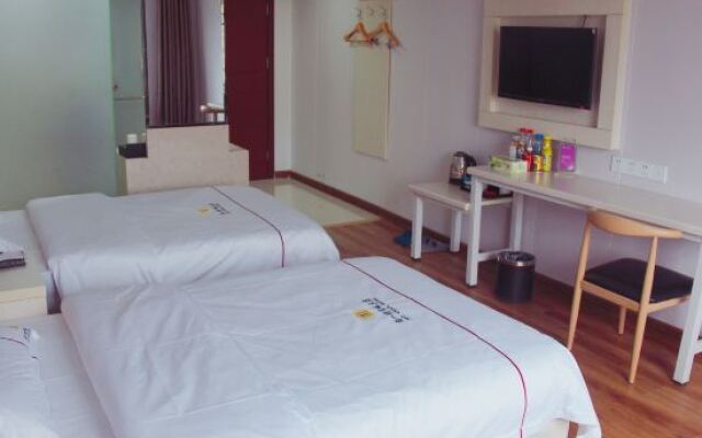 Yading Hotel (Yicheng Xiangsha Avenue)