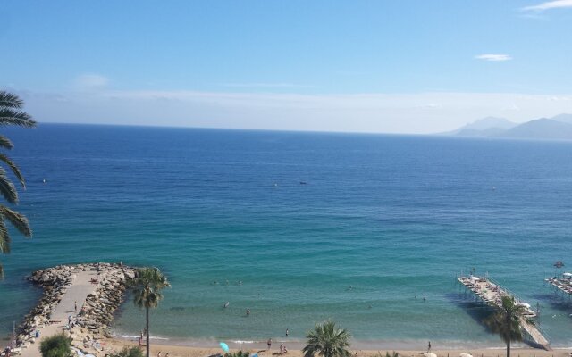 Les Princes Studio facing the sea