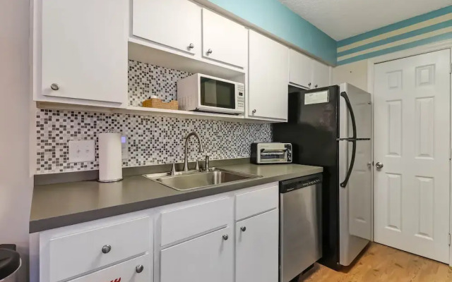 Dog Friendly Forest Ridge Condo Close to Beach by RedAwning