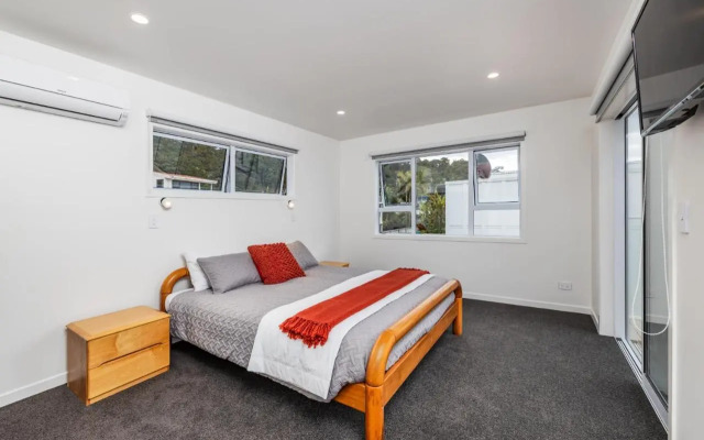 Waterfront Beach House - Paihia Holiday Home