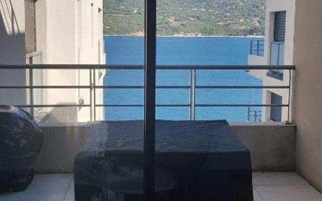 appartement T3 terrasse vue mer pieds dans l eau
