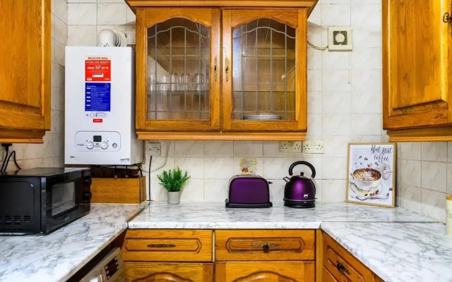 Rochdale Retreat - Spacious 4-bed House 8 Beds