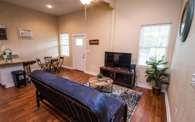 3BR/2BA Remodeled Apartment Near Downtown