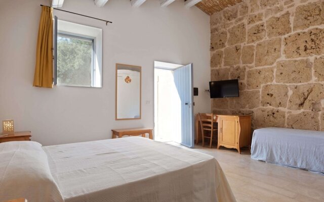 Farmhouse in Noto With Pool and Garden