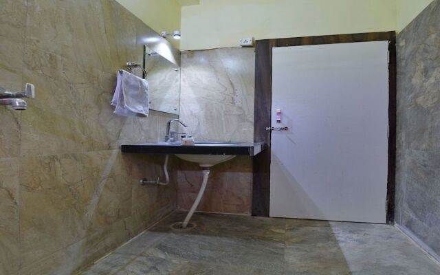 OYO 2061 Hotel New Holiday Inn