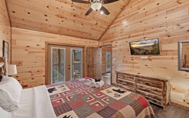 Smokey Treats 5 Bedroom Cabin by RedAwning