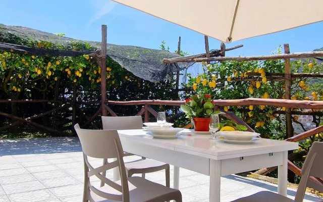 Villa in Lemon Grove With Sea Views & Sea Breeze