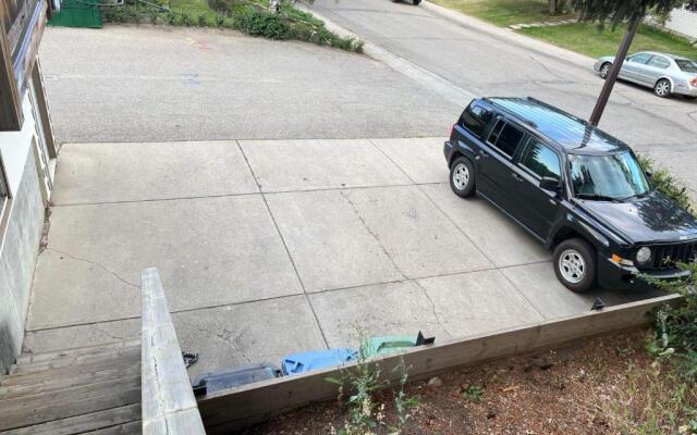 Cozy basement suite-溫馨小屋 designated parking