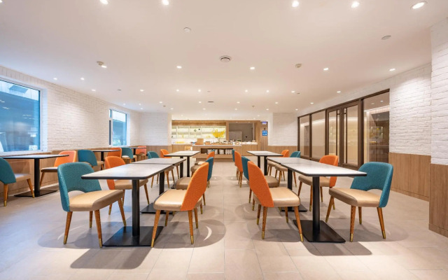 HanTing Hotel (Jinan Yingxiongshan Road Luneng Lingxiu Cheng)