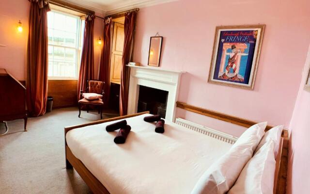 F2 Charming City Centre Apartment full of Character