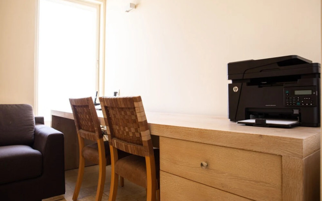 Modern & Stylish 3BR Apt With Balcony