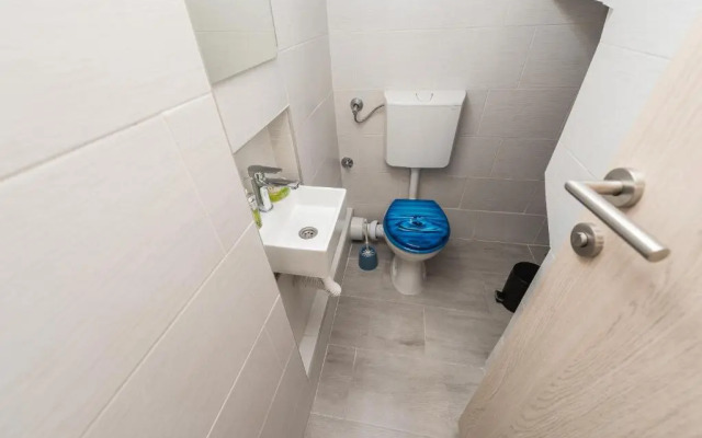 Balen city central house for 8