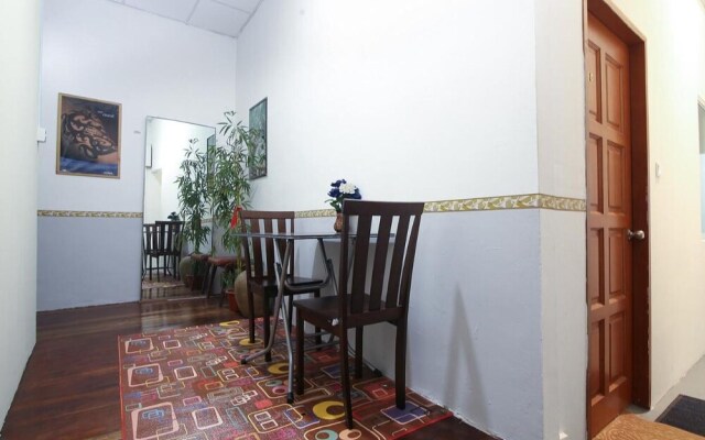 Comfortable Family Room for 4 People in Kuching With Ac - Amida Point Services