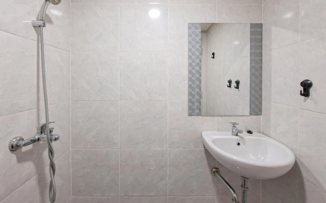 Simple Neutral Toned Studio Room At Parkland Avenue Apartment