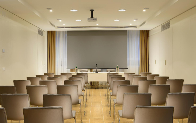Отель Unahotels Century Milano