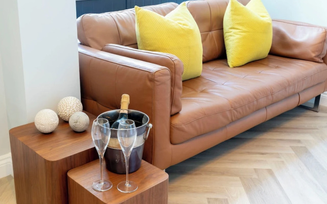 Elliot Oliver - Stylish 2 Bedroom Town Centre Apartment