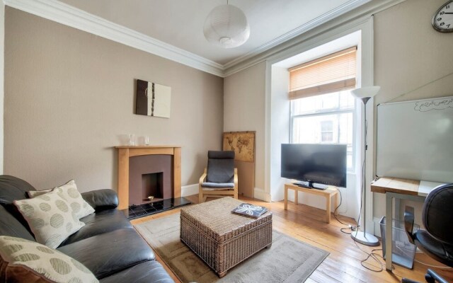 Cosy 2BR Flat Near King's Theatre