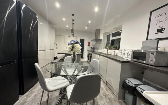 6 Bedroom 5 Shower rm House in Central Nottingham