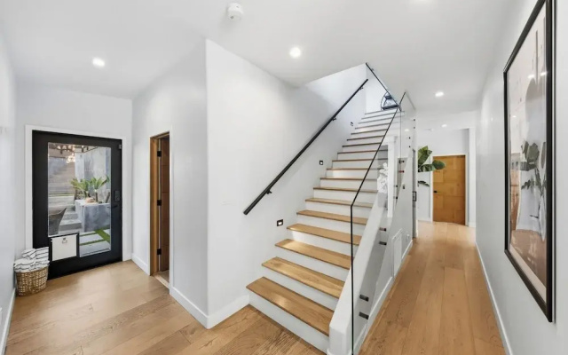 Farley Court - Stylish Hillside Residence With Stunning Views
