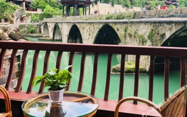 Wushi Ju | Zhenyuan Ancient Town Riverside Homestay