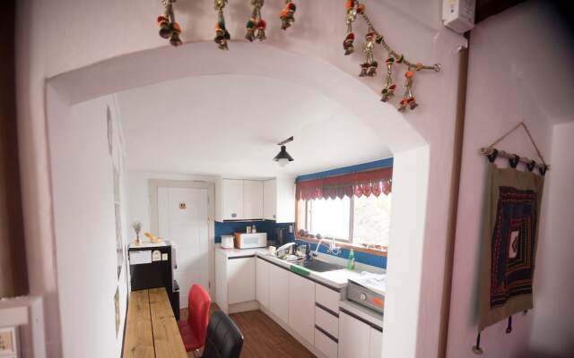 Shanti Shanti Guest House - Hostel