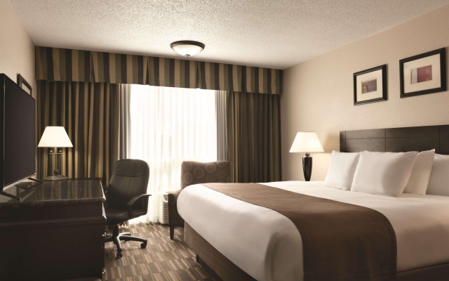 Radisson Hotel Louisville North - Image 4