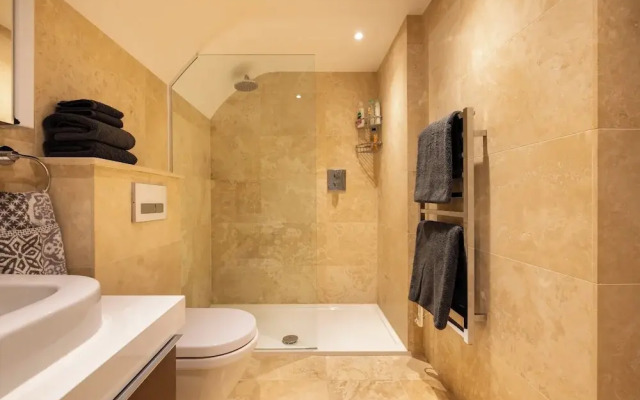 Paddington 7-bed 13-guest Massive House W/patio