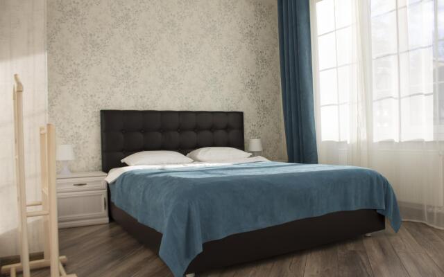 Ласточка на улице Ленина