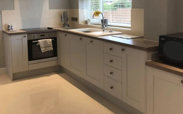 Pet-friendly - 2 Bedrooms Bungalow hot tub Parking