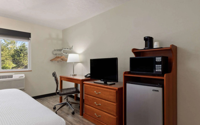 Super 8 by Wyndham Roseburg