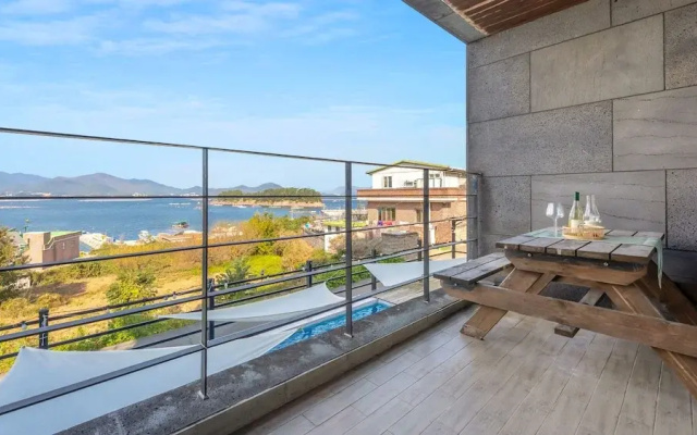 Geoje Ahat Spa Pension