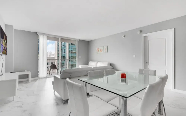 The Club at Brickell Bay Luxury Suites