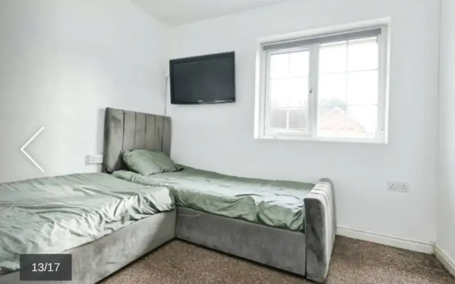 2 Bed Terrace House With Modern Touch