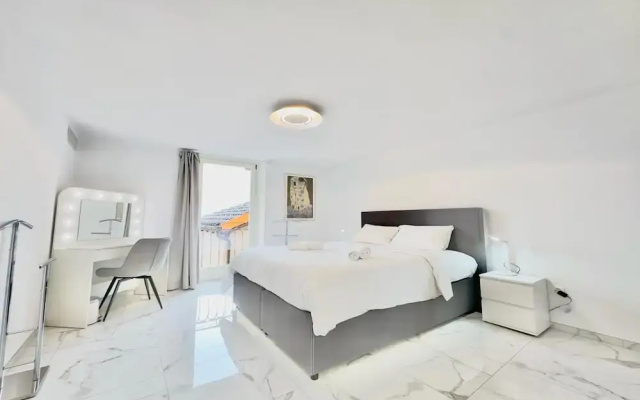 Yellow View Apartment