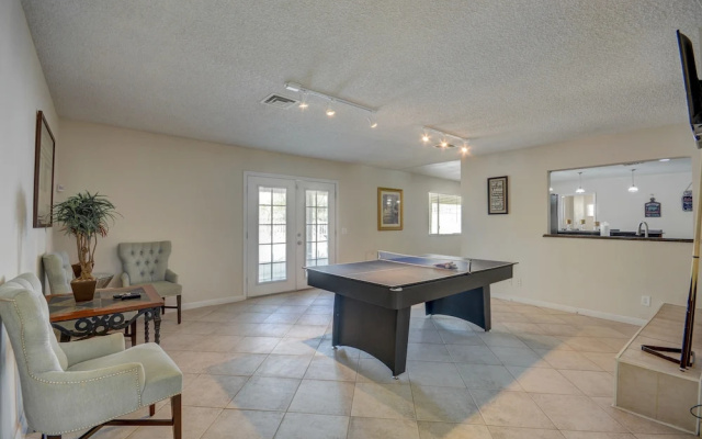 Luxurious 4BR House with Large Pool Near Strip