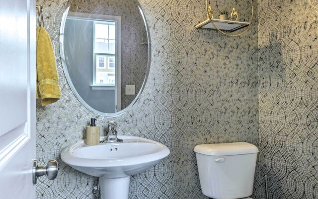 Tasteful Durham Townhome - 6 Mi to Downtown!