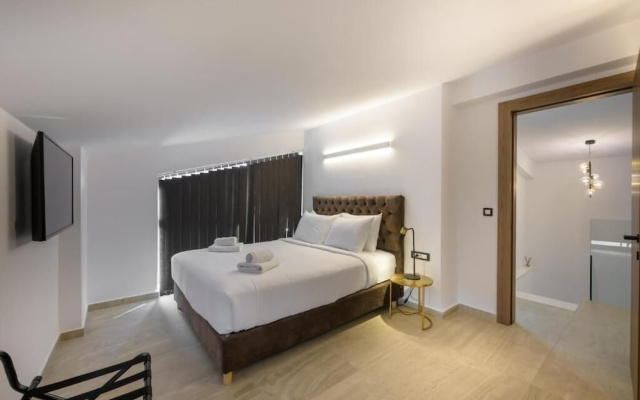 Cens Platinum Luxury Suites