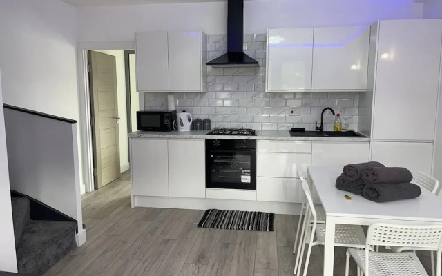 Remarkable 3-bed Apartment in London
